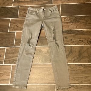 Easel ladies pants SZM, green khaki in color, distressed, see pics for details